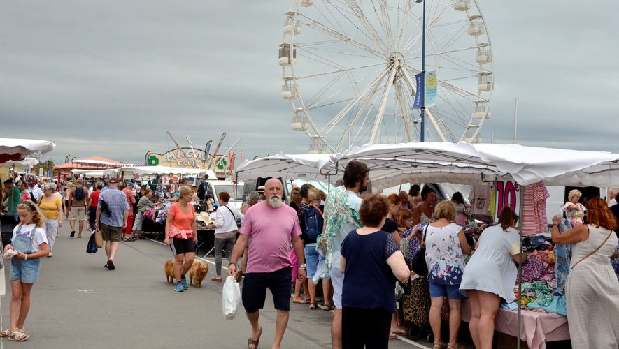 Le marché de plein vent de Saint-Pierre-la-Mer, grande roue et stands