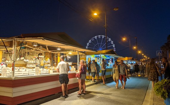 Marché nocturne sur le front de mer